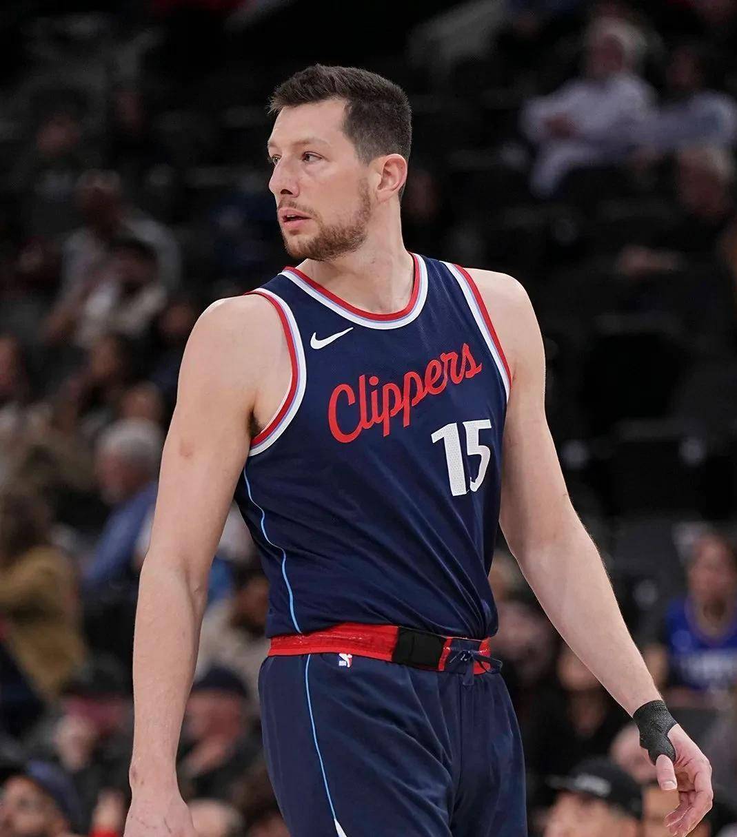 九游娱乐入口-快船主场告捷，实现逆袭击败东部劲旅